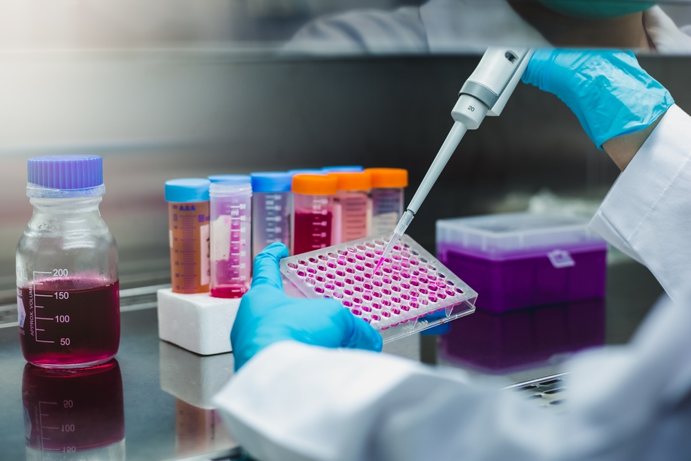 Lab worker using Manual Micropipette